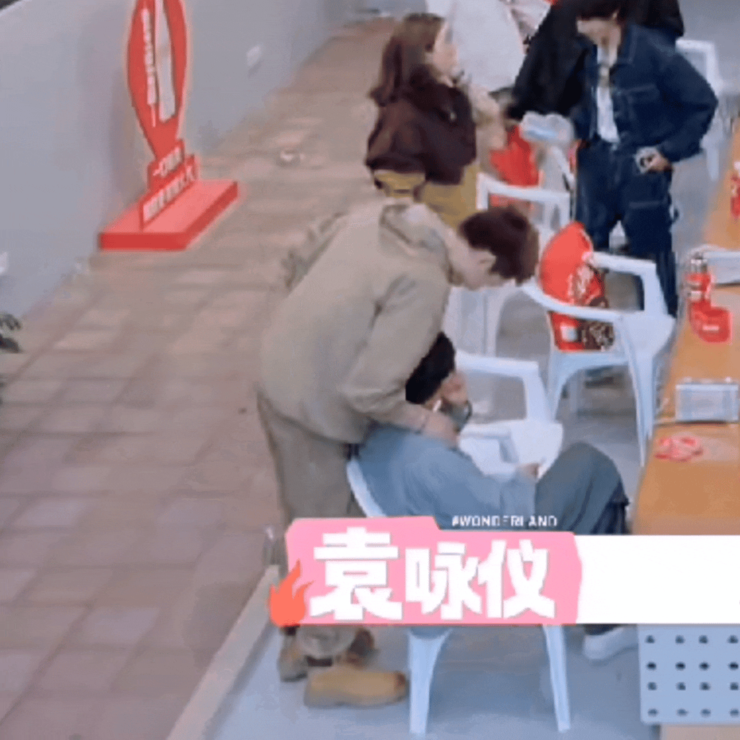 王子奇对徐志胜的关心方式之一就是从背后搂住坐着的人接着弯腰低头观察🙏