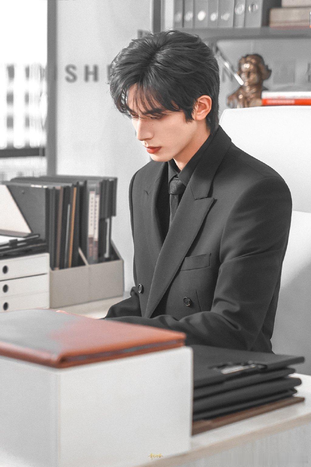 现偶白月光男主再添一人雪中救场苏到腿软，护着女主自尊超戳心，爱得包容又坚定，一点