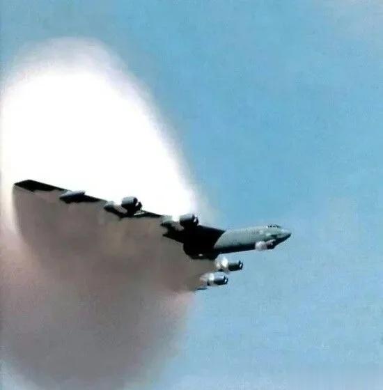 我觉得长空之王的导演似乎对隐身战机有误解，里面一点都没强调隐身，都是狗斗。然后隐