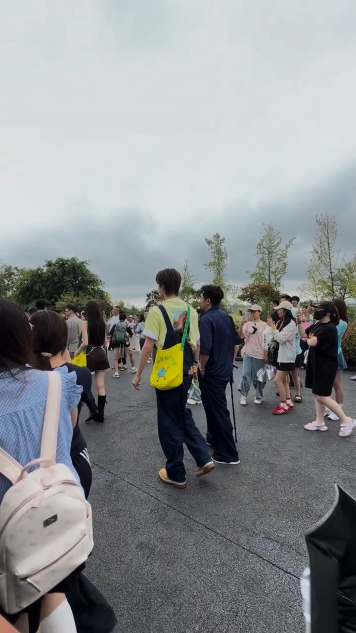 飞哥腿脚不舒服走得慢 人也很多于是我们小宝宝陪着哥哥一起落伍并且一路照顾哥哥垫后