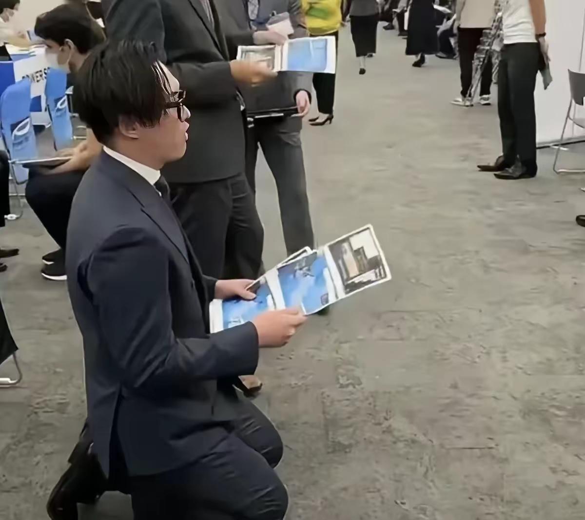 东亚另类:HR跪地招人，人口老龄化下的魔幻现象。作为老龄化社会的样本，日本的就业