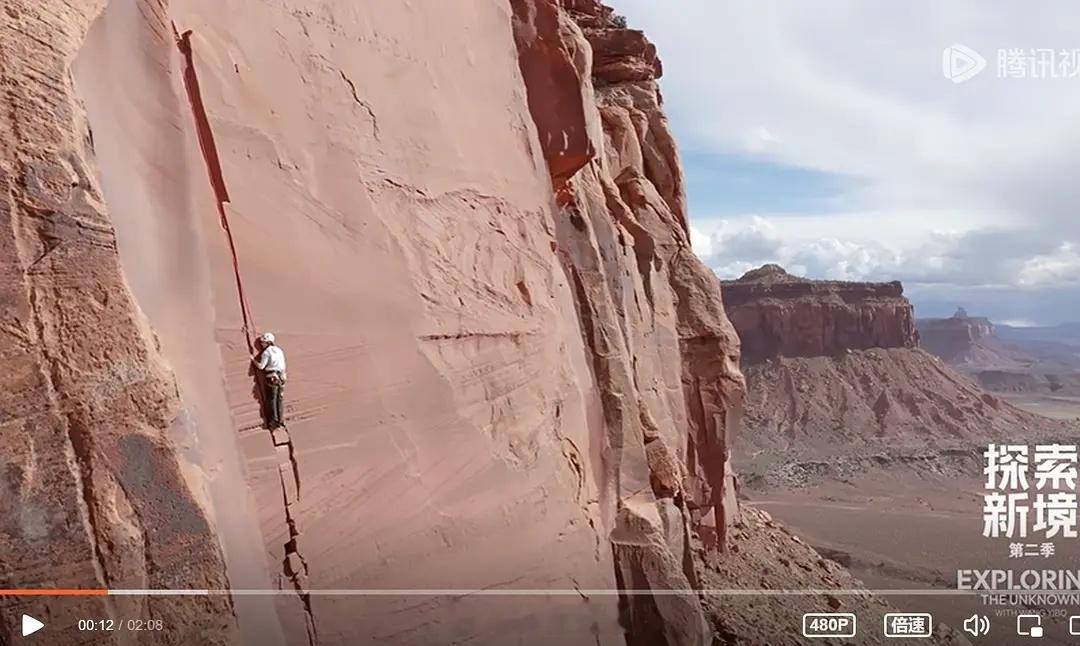 给王一博一根柱子，他能爬到月球……他甚至敢徒手爬！没安全绳！真的是什么都敢爬。挂