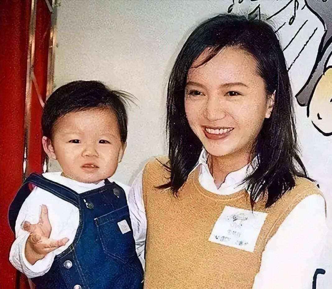 梁朝伟前女友曾华倩也没想到，她单身24年培养的冠军儿子，现继承豪门前夫家产！ 2
