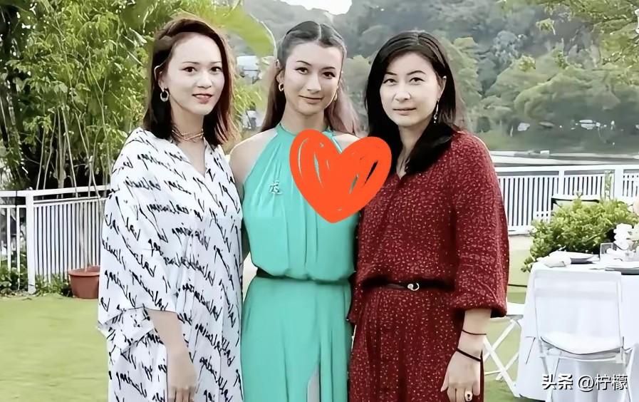 霍家三位儿媳同框的照片，
真是难得一见。三人同场亮相，穿得各有风格，气质也大不相