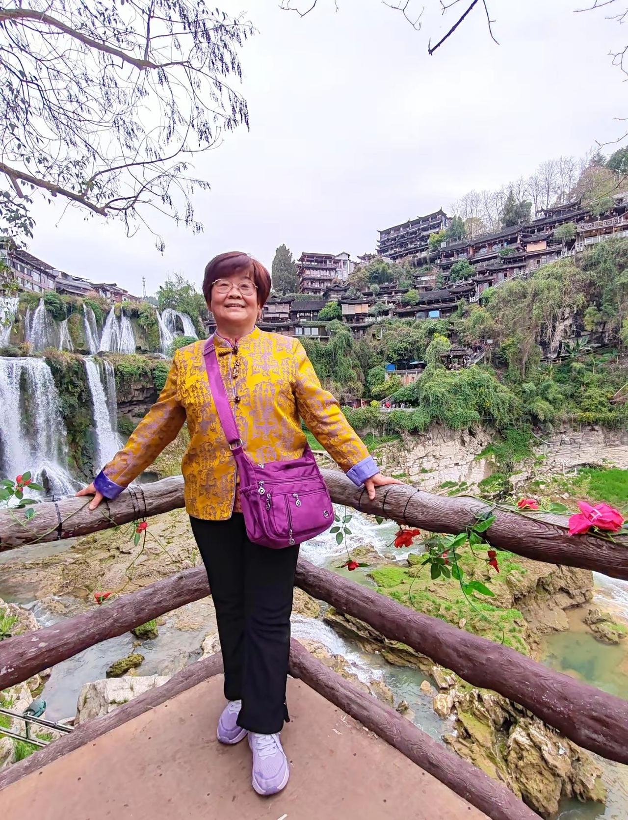 今天下午来湖南旅游遇个一个年轻妈妈带着一个五六岁的小男孩，小男孩脸弊通通红，咔咔