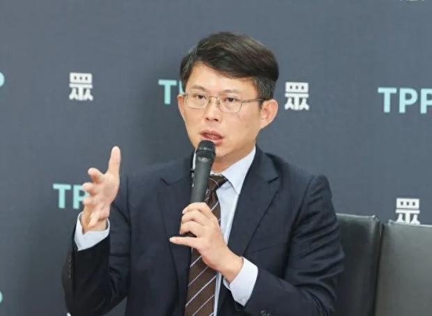 黄国昌简直是双面人！


这回黄国昌把话说得挺漂亮
开口闭口都是两岸和平
说要沟