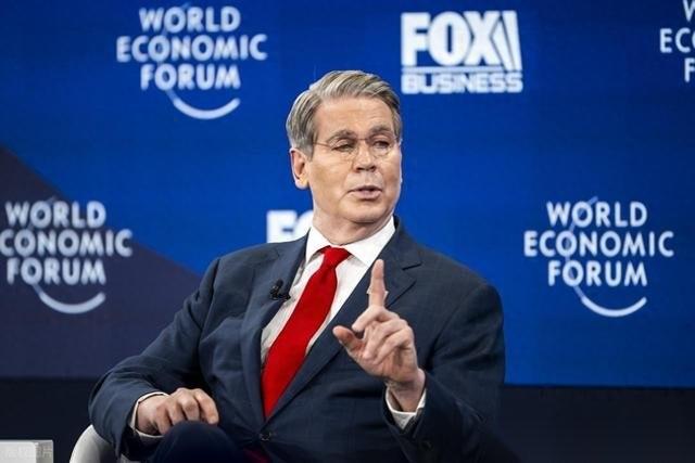 美国财长贝森特最近又坐不住了。
又是放狠话威胁“不配合就有后果”，又是给谈判划死