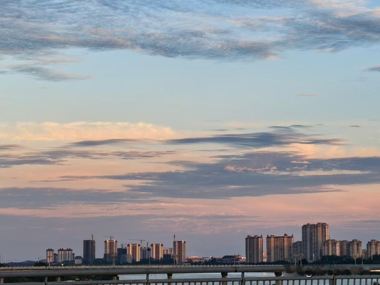 一夜暴富的陈大运，决定去城里消费一把。

他晃进五星酒店，把两沓钞票拍在前台，活