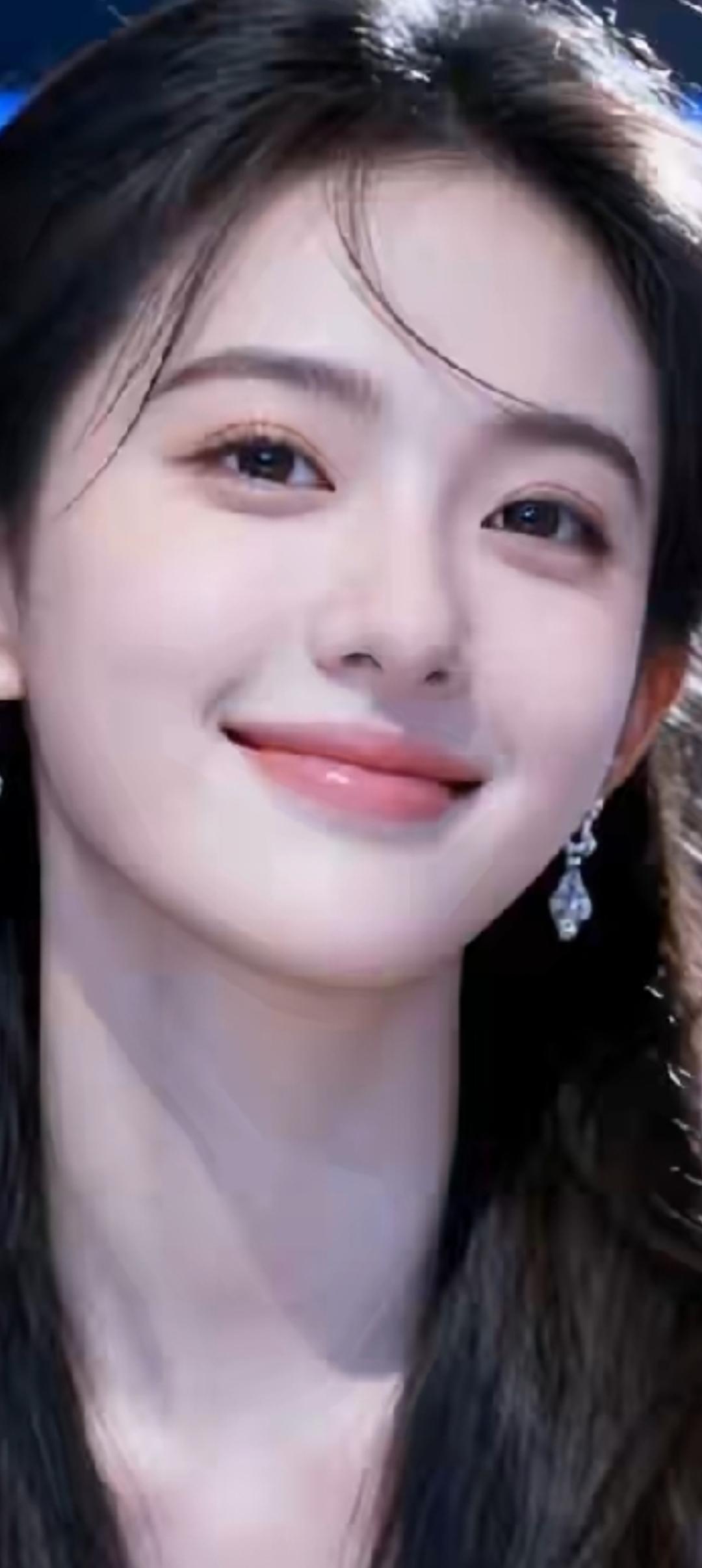 甜美笑容，闪耀耳环，阳光下的少女🌞💖