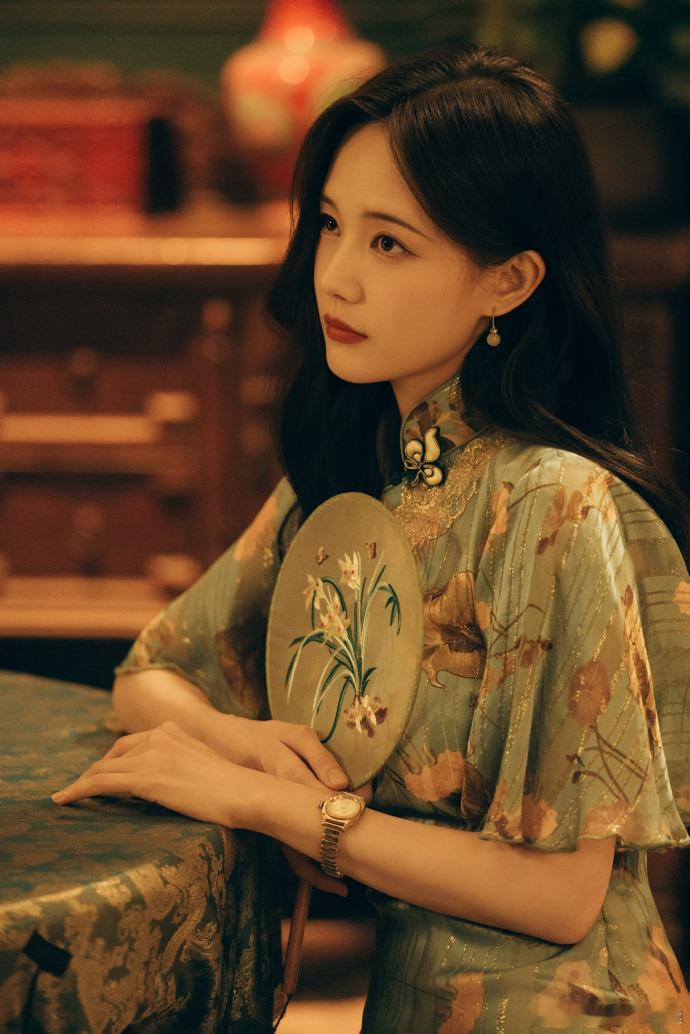 李一桐穿得越素刀得越狠淡雅素衫掩盖内心谋划 李一桐解锁反差人设温柔皮囊暗藏刀锋 