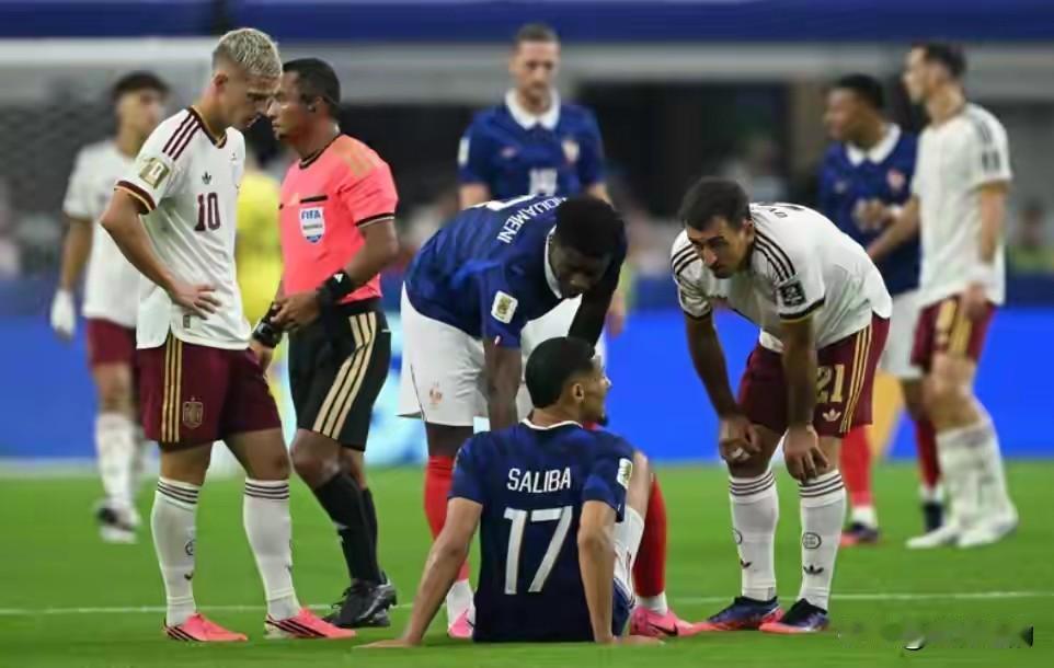 随着阿根廷2-1逆转绝杀英格兰，世界杯两场半决赛结束，西班牙和阿根廷携手晋级决赛