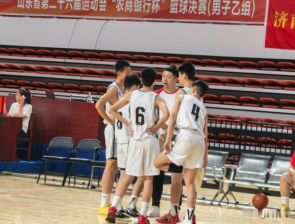 山东省第二十六届运动会男篮乙组决赛于临沂举行，济南队与青岛队展开了冠亚军的激烈角