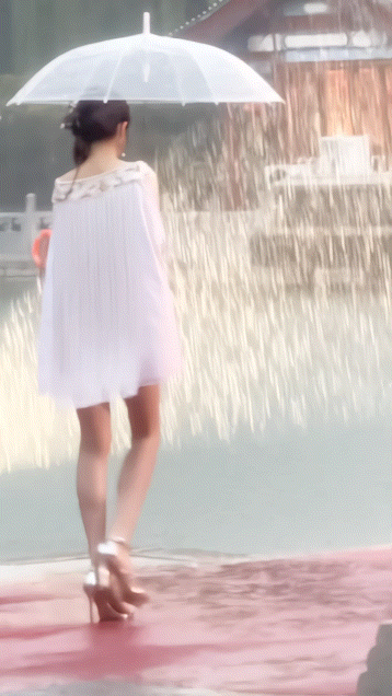 戴燕妮从雨中走来这一幕 北京雨夜被戴燕妮美到失语！非遗刺绣裙勾勒出完美线条，流苏