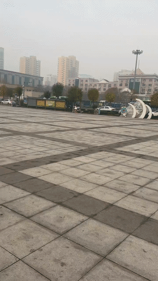 现在干什么都不容易啊！
网友拍到一名年轻女子冒着寒风在广场边上开直播跳舞。
虽然