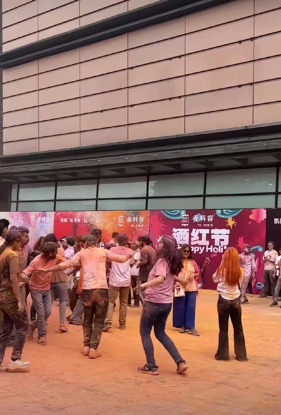 成都街头，一群印度朋友在洒红节尽情歌舞，场面热闹非凡，让人仿佛一秒穿越到了印度。