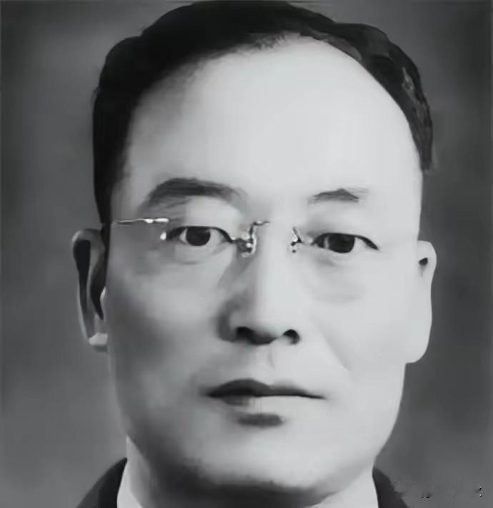 1960年，开国上将李克农来到老战友韩练成家做客。当目光不经意间掠过韩练成妻子汪