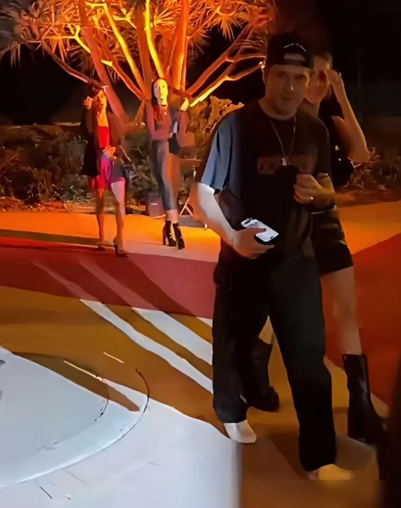 别再夸贝克汉姆儿子脾气好了。
我告诉你，那不是教养，是向亿万资本缴械投降的姿态