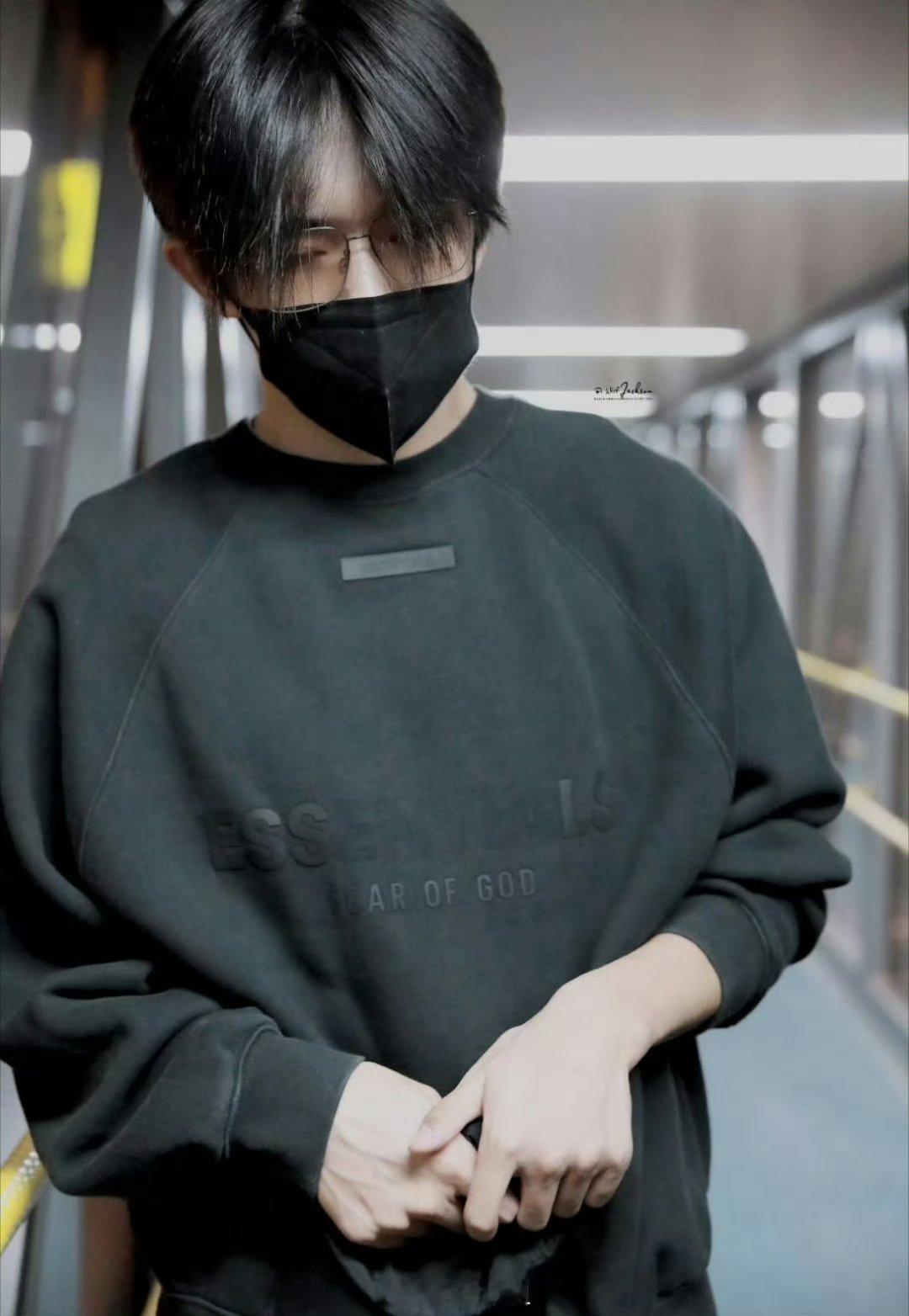 易烊千玺天天跑机场怎么没有工作？ ​​​