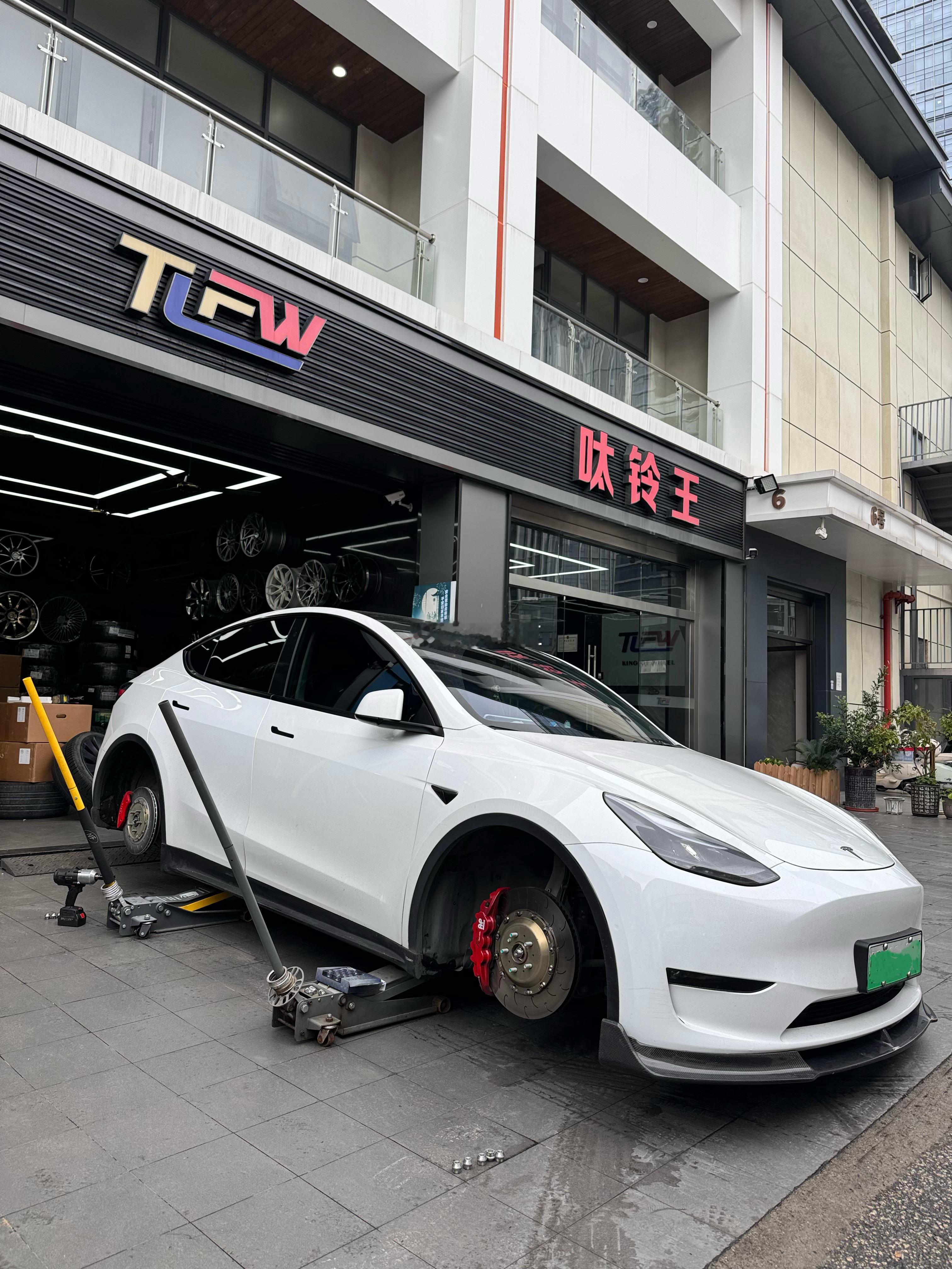 特斯拉 Y P 开工 换新鞋 