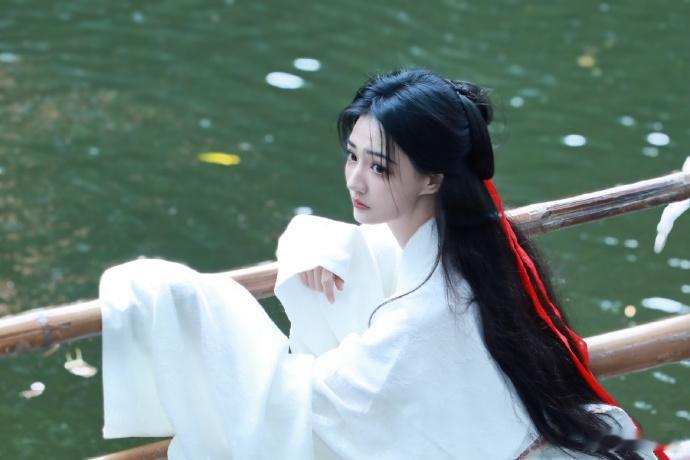 徐璐🌸古风仙女下凡，水边邂逅🌸 ​​​#时尚穿搭# ​​​