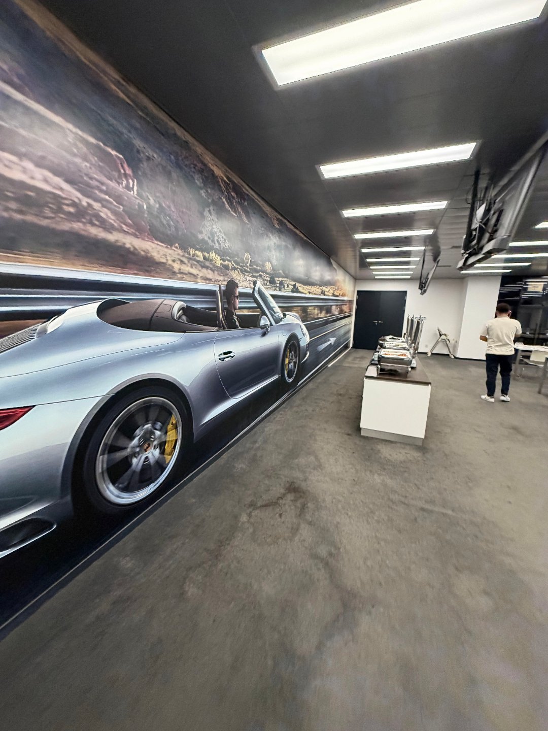 保时捷车主来4S检查保养质保期内检测免费质量问题更换配件免费进休息室喝咖啡和吃饭