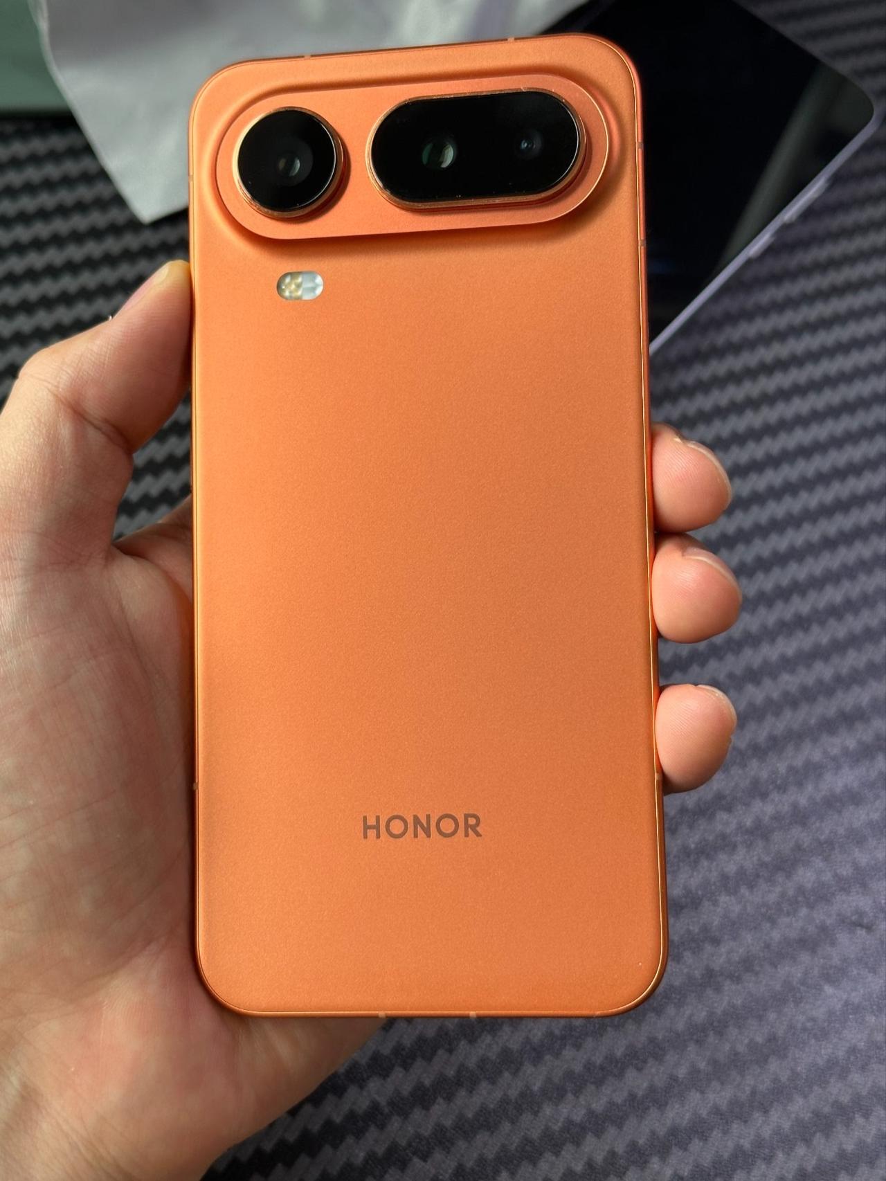 连iPhone都带不动的手机，被荣耀给带火了，可见荣耀的实力是有的，要延续华为的