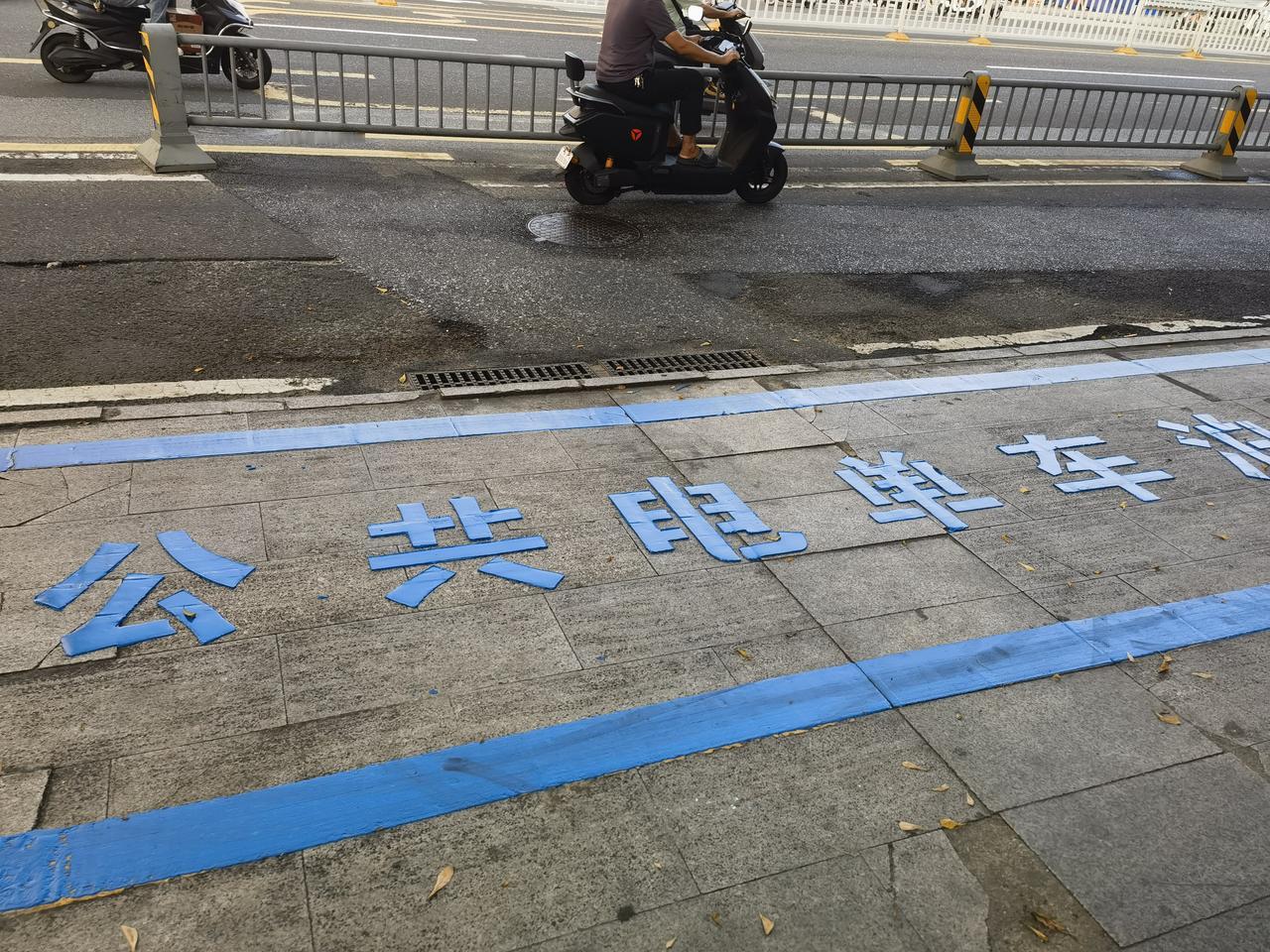 湛江的哈啰、美团要回来了，今天在街道上看到画了很多公共电动车泊车位，还看到两辆消