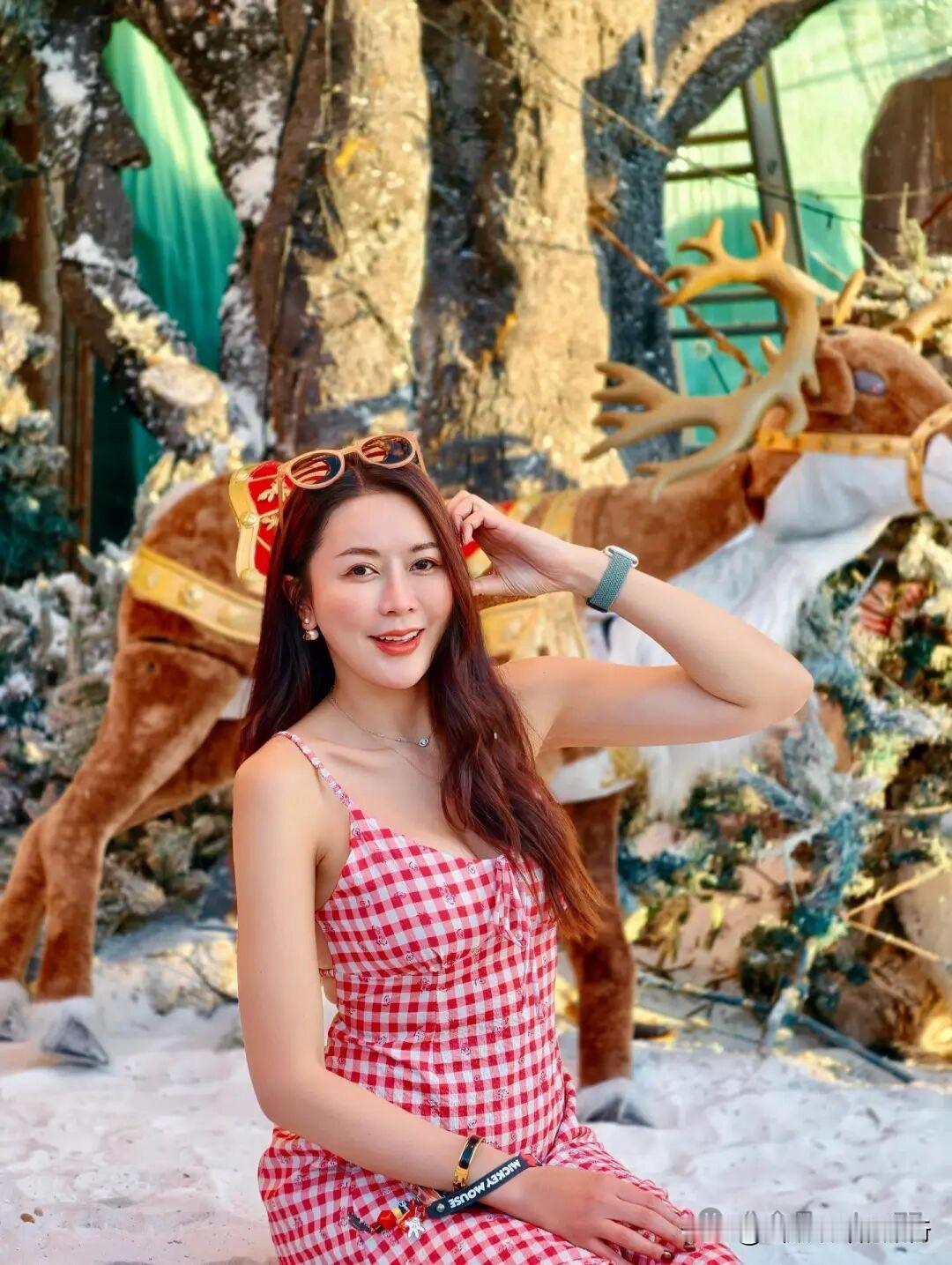 红格裙跳进圣诞童话里，驯鹿与暖光都在为这抹鲜活伴奏～

雪意沾上衣摆，格纹与鹿角