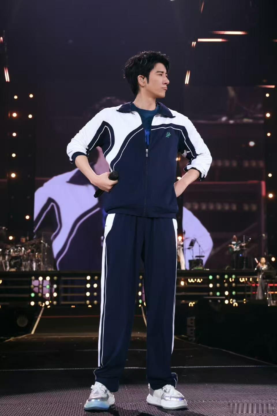 王力宏花期也太长了 谁来懂一下开场换装这段！穿衣喊daddy脱衣喊老公，《改变自