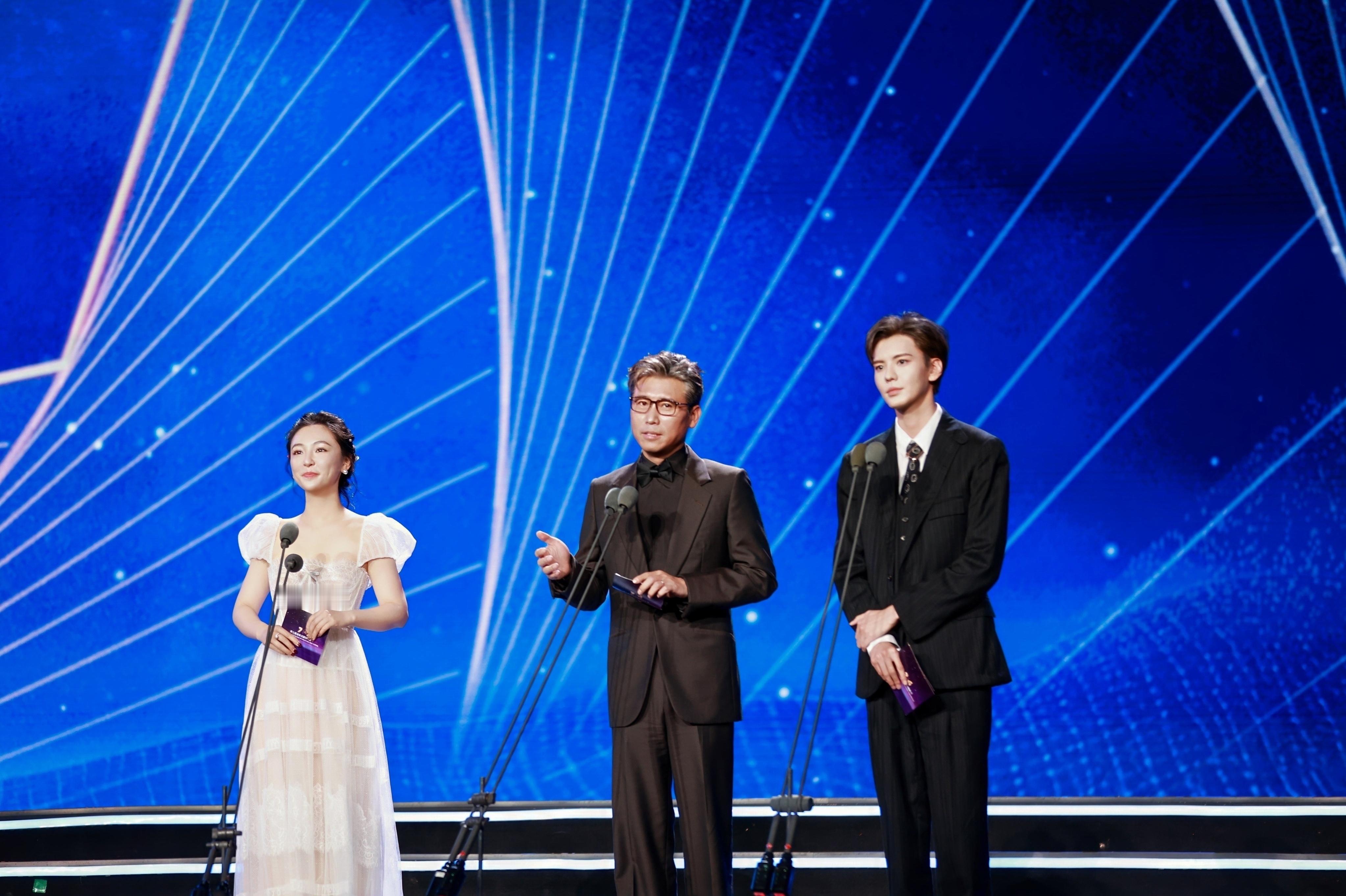 第七届海影节开幕海南岛国际电影节 开幕式上的金椰奖剧情长片推荐官毕雯珺。 