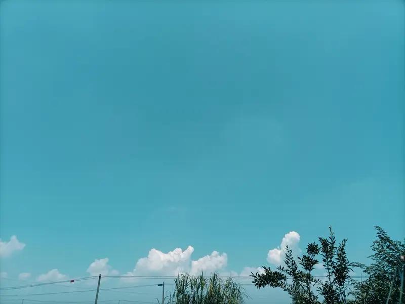 我超爱拍天空，要说最美的还得是夏天的天空。它就像个调皮孩子，变幻莫测。
有次夏日