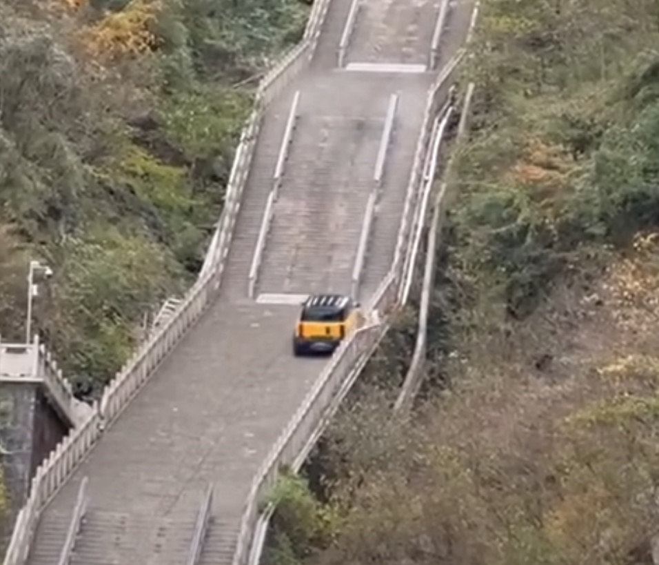 刚看有人问:为啥要选在景区做这种测试?  很简单啊，这地方大家都知道很险峻，传播