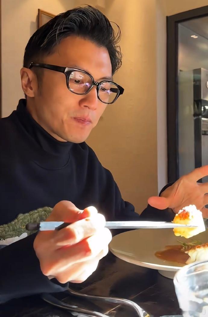 看到这个热搜，都快忘了峰哥还演过戏！主要是这几年他在“美食赛道”实在太有存在感了