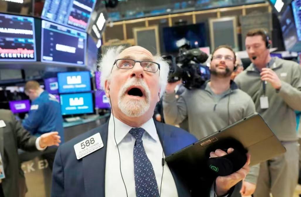 外媒不再嘴硬，承认中国年轻人已经彻底变了！
 
前段时间，面对奔驰、宝马、奥迪在