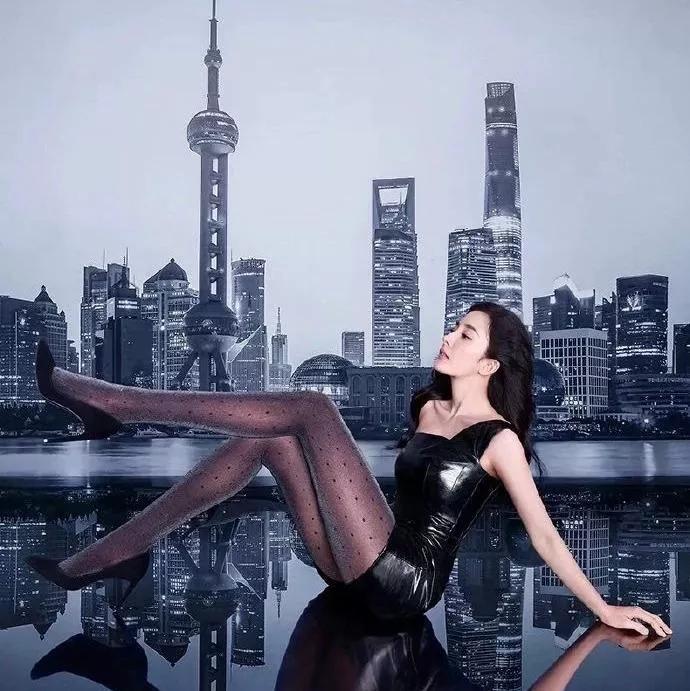 都市女郎的优雅姿态，背景上海天际线
