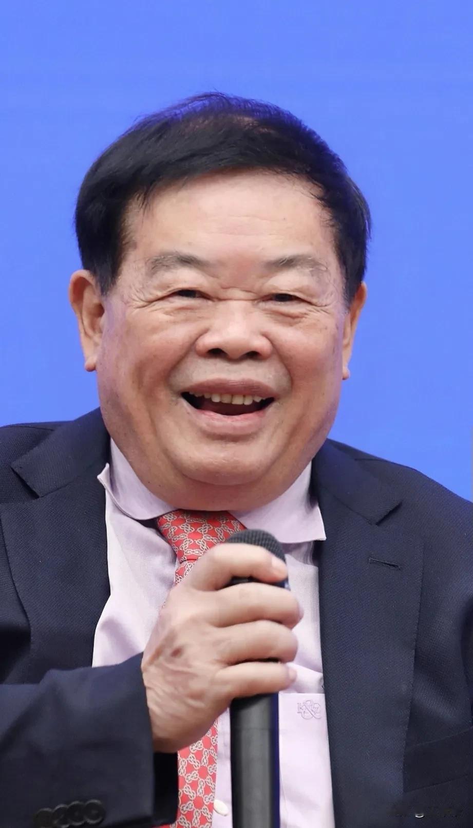 主持采访曹德旺，单刀直入:曹总，有人说您是一位精明的商人，您怎么看？曹德旺一摆手