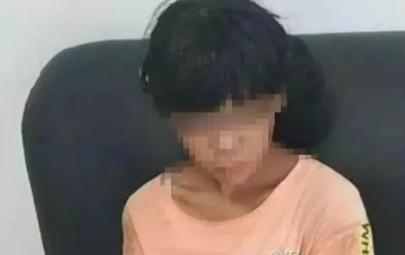 成都14岁少女遭8次性侵，怀孕引产后跳楼自杀，48岁老板拍照威
成都发生了一起骇