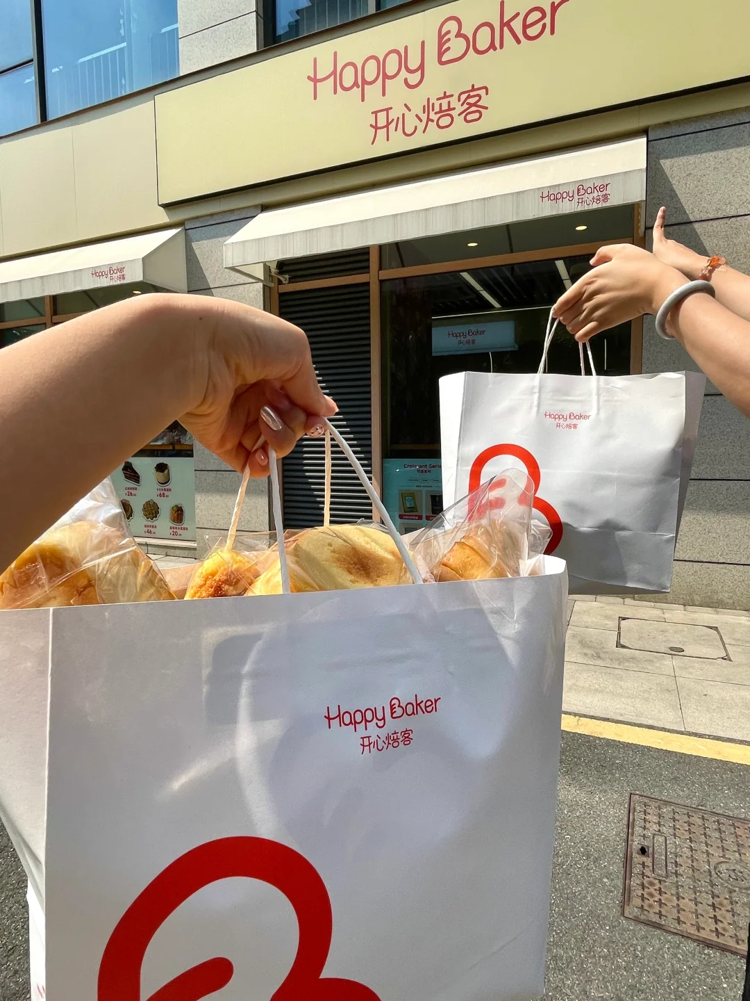 卧卧卧。。。在面包店里发现了中秋礼物！