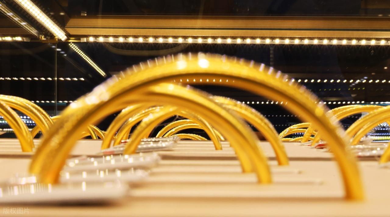 现货黄金首次涨破4500美元/盎司

12月24日，现货黄金首次突破4500美元