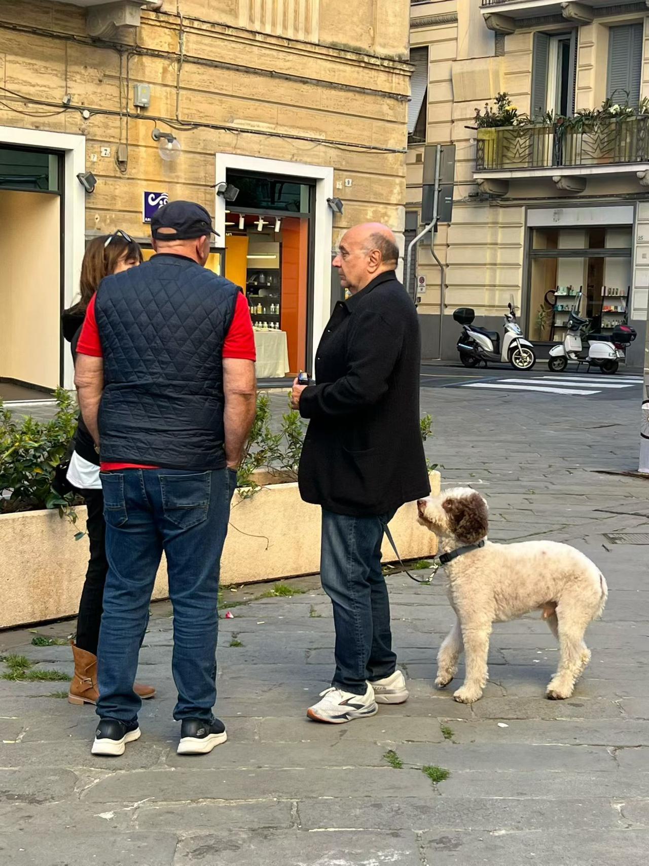 从保护角度看，中老年人皮肤更脆弱，夏天帽子能阻挡紫外线对头皮和脸部的伤害，降低患