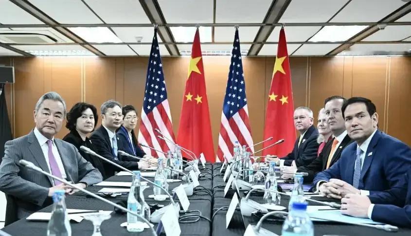 王毅外长分别会见美国国务卿鲁比奥和菲律宾外长拉扎罗。
    一个是背后大佬，一