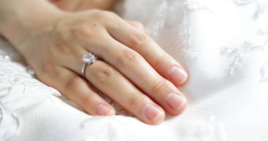 结婚戒指不单是结婚仪式上相守终生的重要信物，很多人更希望婚戒款式可发挥时尚作用，