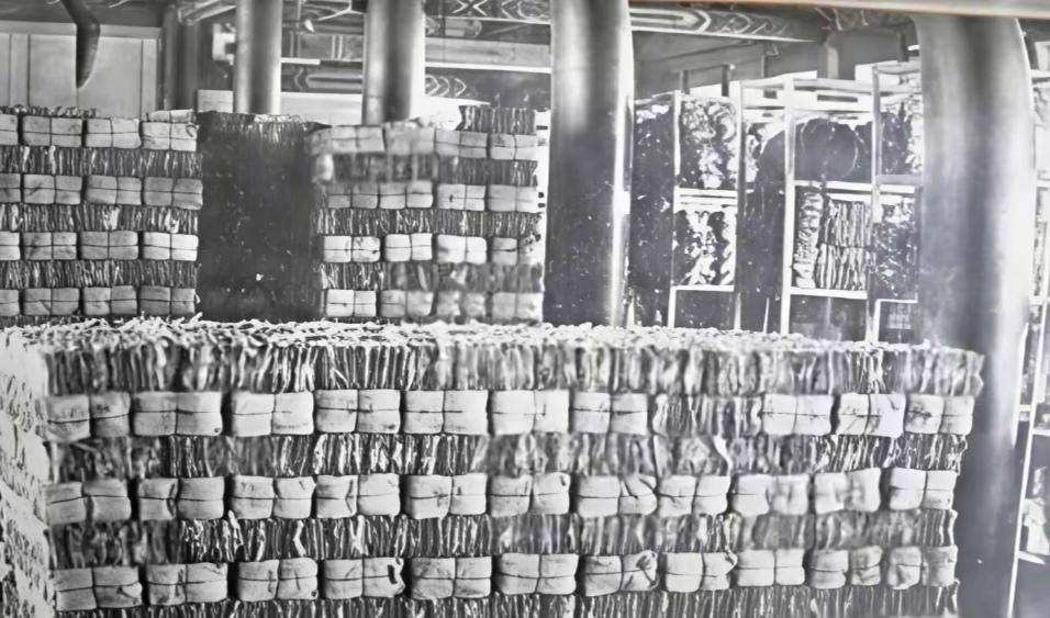 1921年，北洋政府穷疯了，把十五万斤明清皇家密档当废纸卖了。

里面全是皇帝亲