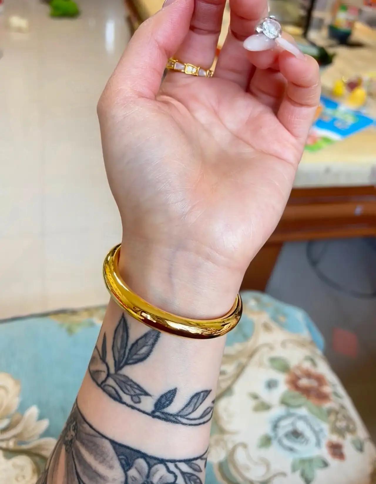 一夜之间，金价就彻底失控了！
11月4日，一只98克镯子，随随便便就是10万零6