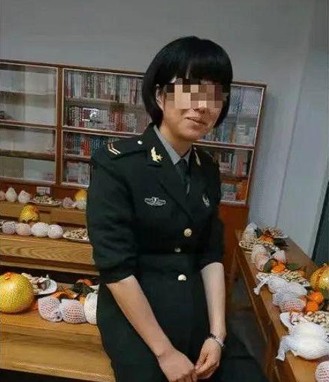 云南丽江，男子凌晨1点拿菜刀砸退伍女子的家门，女子拿刀防身，出来查看情况，结果被