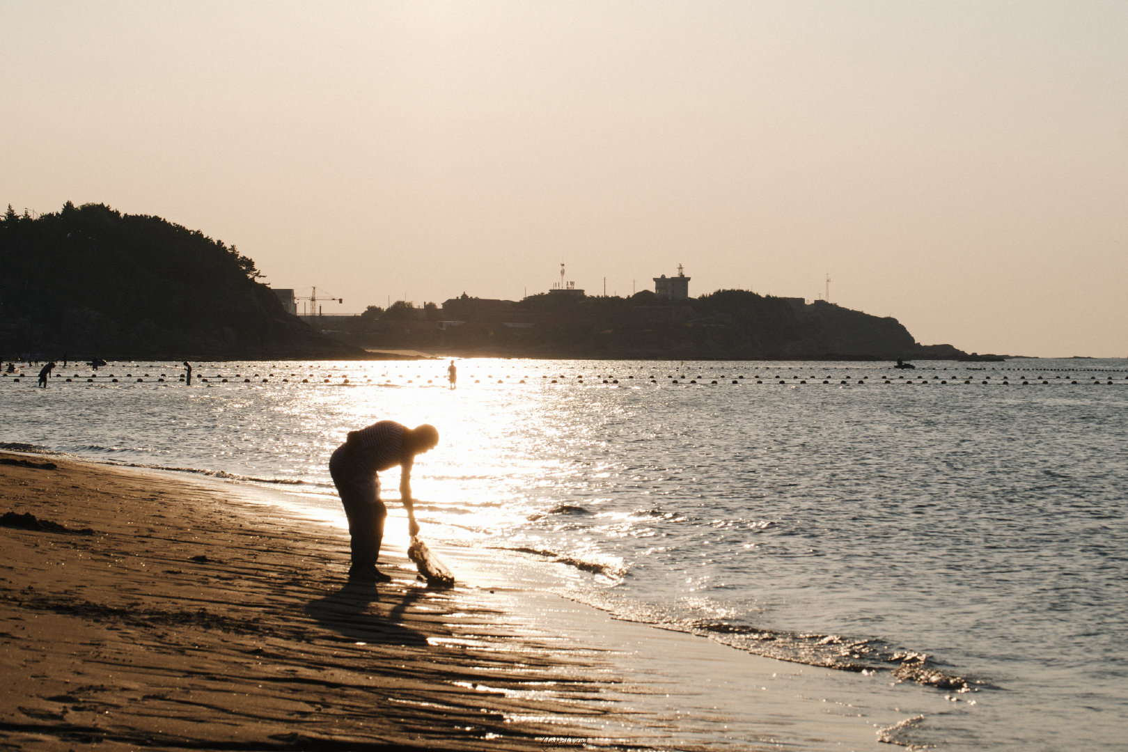 在这物欲横流的人世间，人生一世实在是够苦。你存心做个与世无争的老实人吧，人家就利