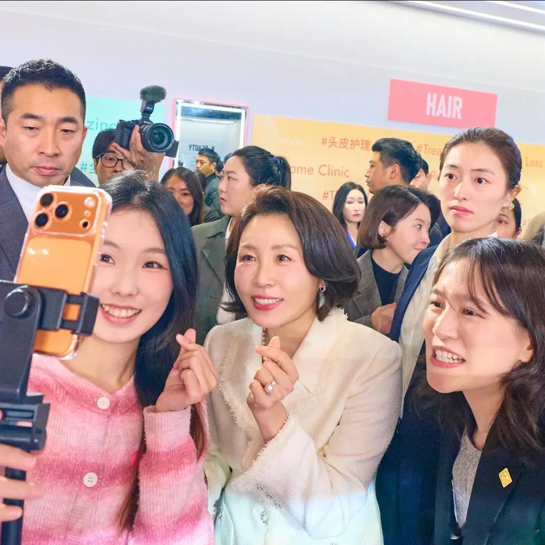 李在明夫人上海参加活动试用化妆品李在明与夫人每晚都一起敷面膜金惠景女士在上海复兴