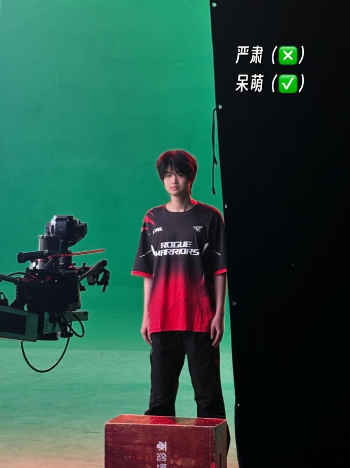 首周杀疯了，六月必闪耀！绿幕呆萌营业，后台狂找耳机，冰棍配秒睡，干饭人就位，围圈