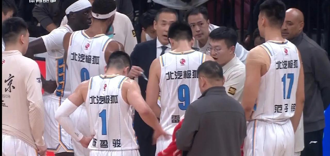 北京逆转辽宁赢球，三人功不可没，一人要被批评:
1，陈盈骏:
前三节一直不得分，