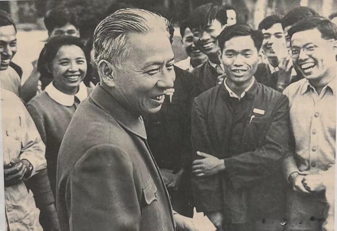 上世纪50年代在北京，刘少奇同志与青年群众亲切会面交谈，和大家愉快交流，拉近与基